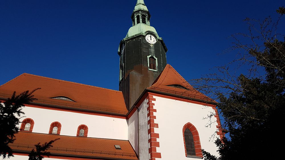 LKW-Arbeitsbühne und Hebebühne mieten in Bad Lausick für Höhenarbeiten am Kurpark und historischen Gebäuden