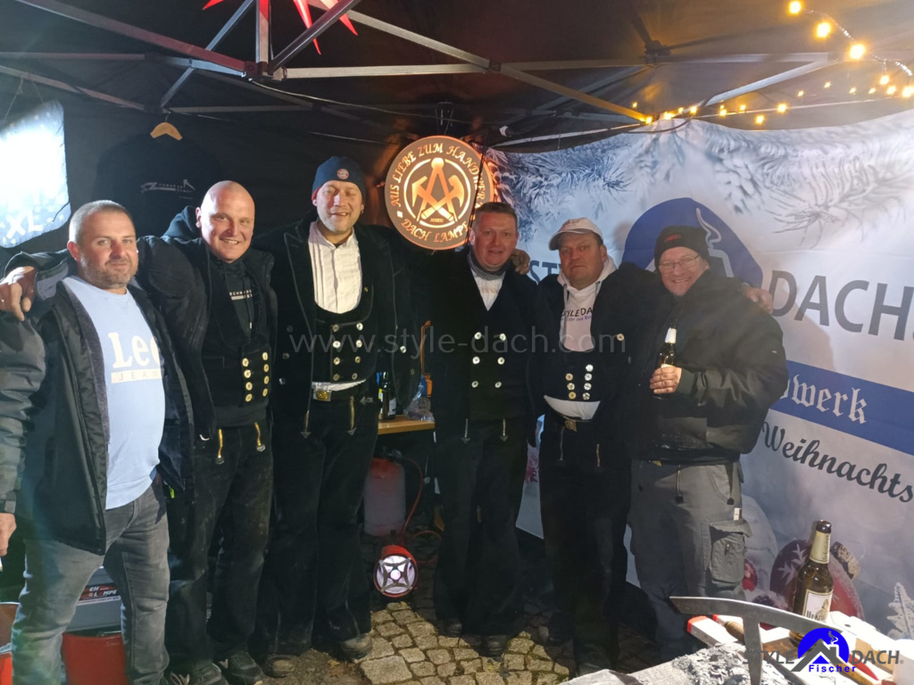 Dachdecker präsentieren sich auf dem Pennewitzer Weihnachtsmarkt in Zunftkleidung