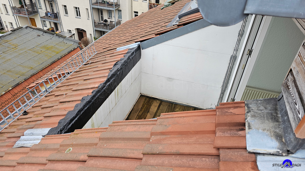 Schlecht ausgeführte Dachabdichtung einer Logia. Pfusch von Billig Dachdeckern