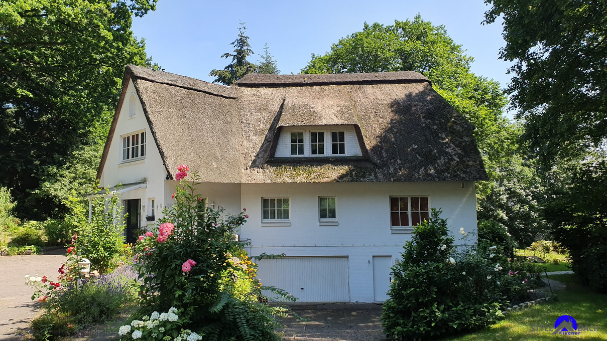 Villa am Rissener Ufer mit altem Reetdach vor der Sanierung
