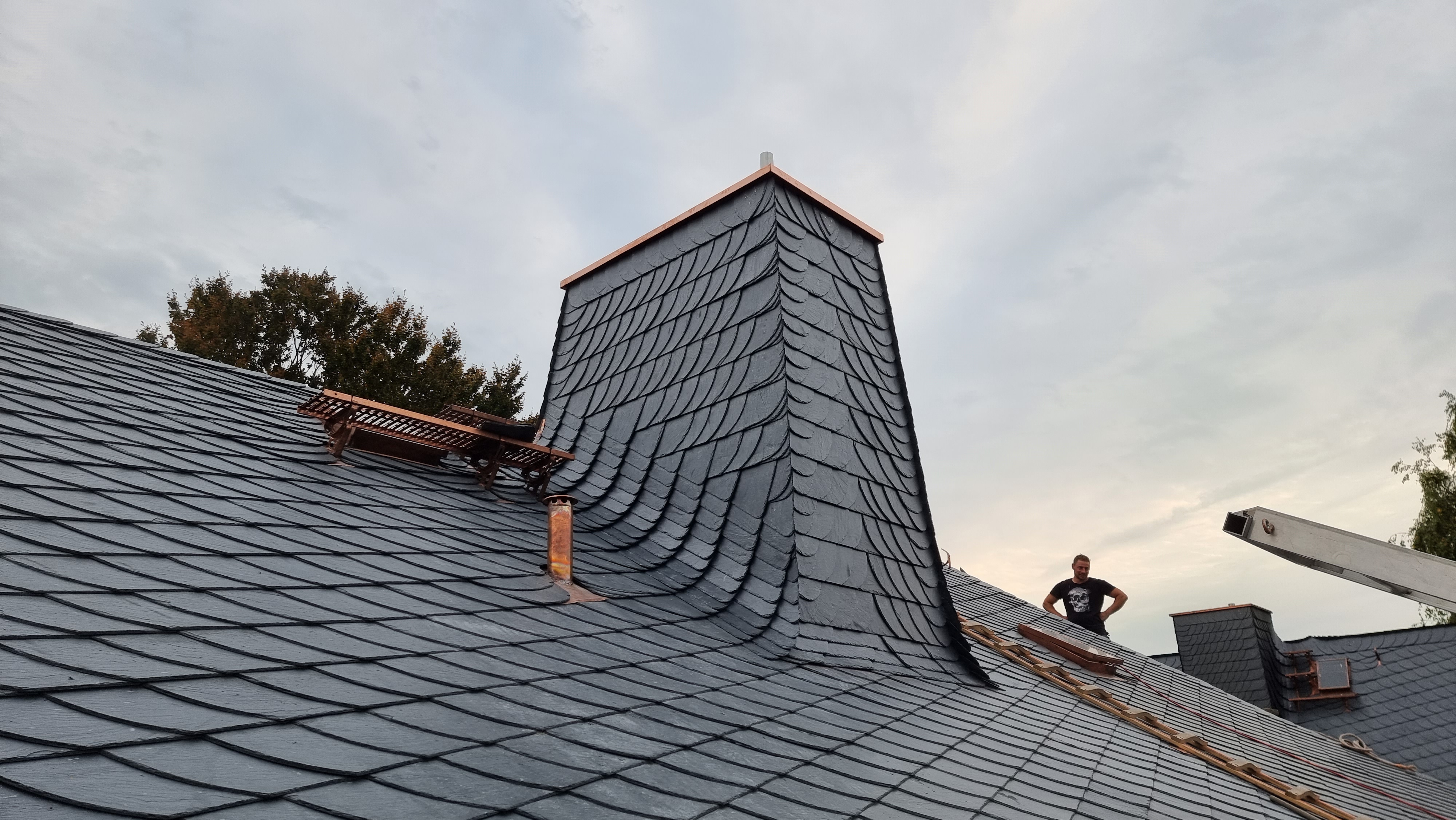 Kamin mit Schiefer Schuppendeckung und eingebundenen Wangenkehlen.