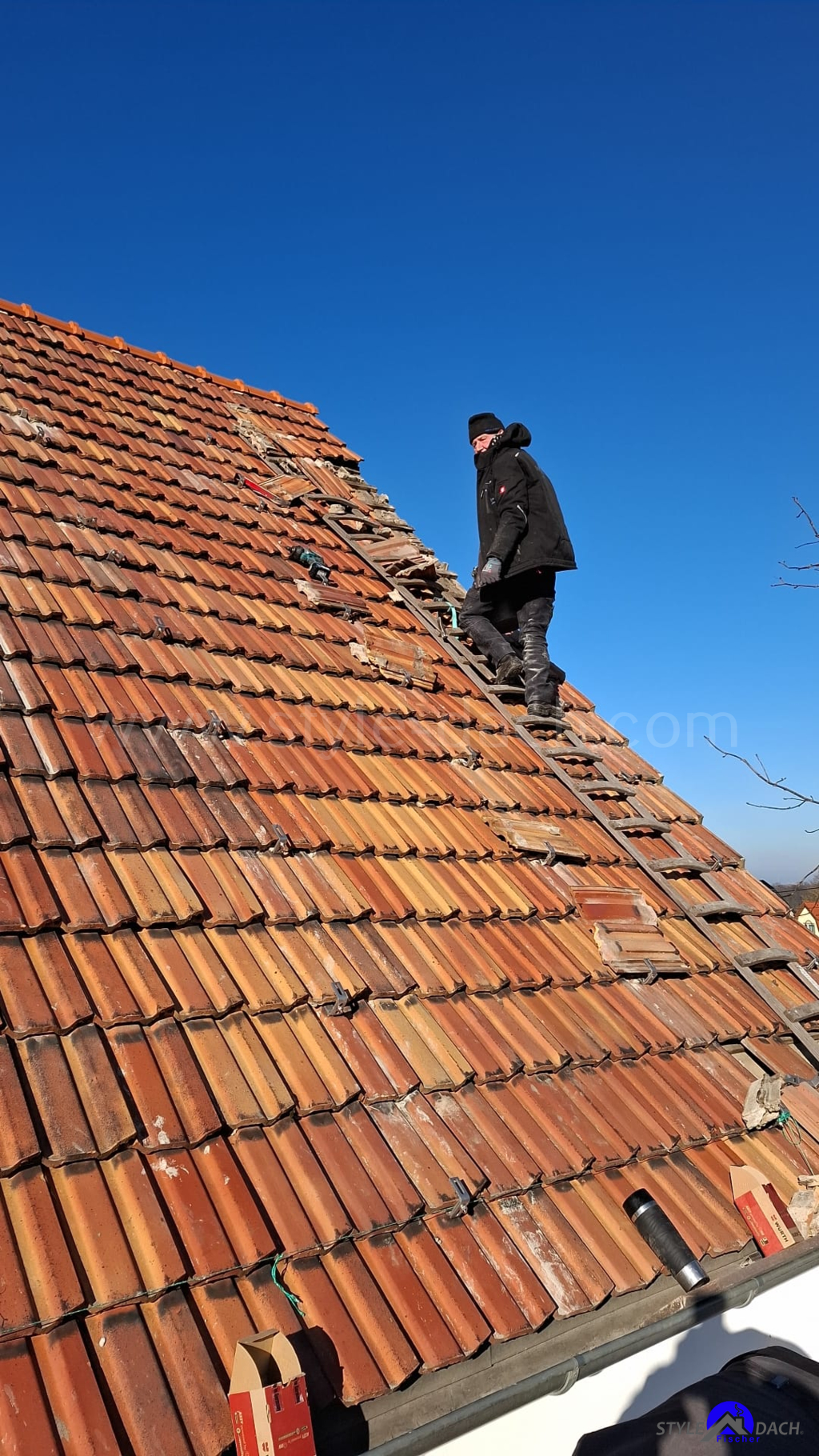 Dachdecker Jürgen Kaufmann aus Schwarzbach auf einem Dach in Hausdorf