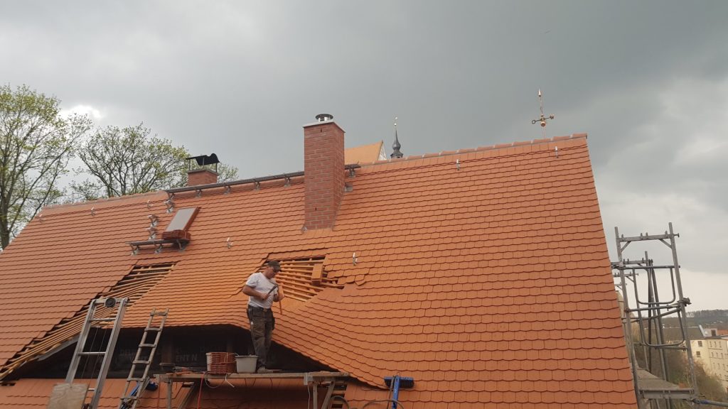 Denkmalgeschütztes Biberschwanzdach in Colditz. Hechtgaube in Biber mit Mörtelgedeckt