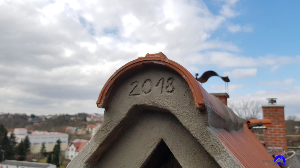 Foto zeigt einen First der in Mörtel verlegt wurde. Denkmalschutz treuer gemörtelter First
