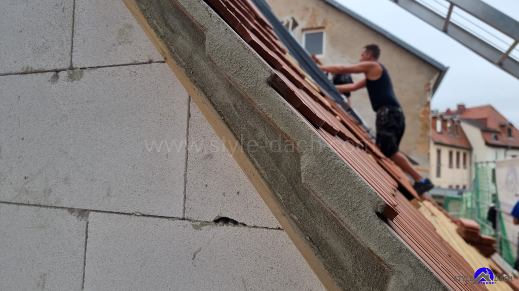 Kalkleiste in Mörtel nach Denkmalschutz Vorgaben. Biber Doppeldeckung
