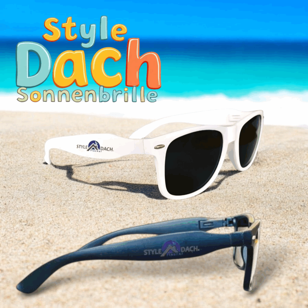 Das Bild zeigt zwei Sonnebrillen am Strand mit Meer im Hintergrund. Das sind einmal eine schwarze und eine weisse Sonnenbrille mit Style Dach Logo. Speziell für unsere Fans