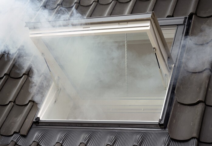 Rauch- und Wärmeabzugsanlage (RWA) in einem Velux-Dachfenster für Wohngebäude