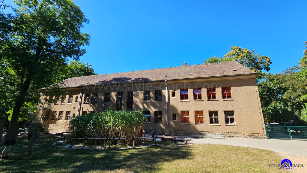Denkmalgeschütztes Biberschwanzdach in Leipzig wird saniert. Der Kindergarten der Volkssolidarität Stadtverband Leipzig e. V. gepflegt wird ist ein wunderschönes Gebäude. 
