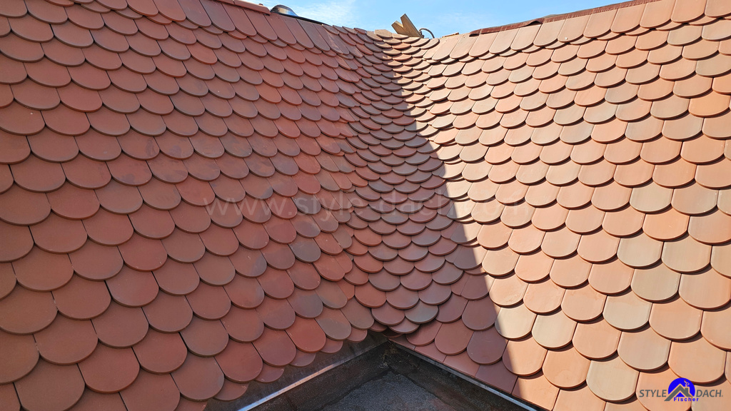 Dieses Foto zeigt eine eingebundene Biberschwanzkehle mit einer 2 zu 4 Einteilung. Video Tutorial