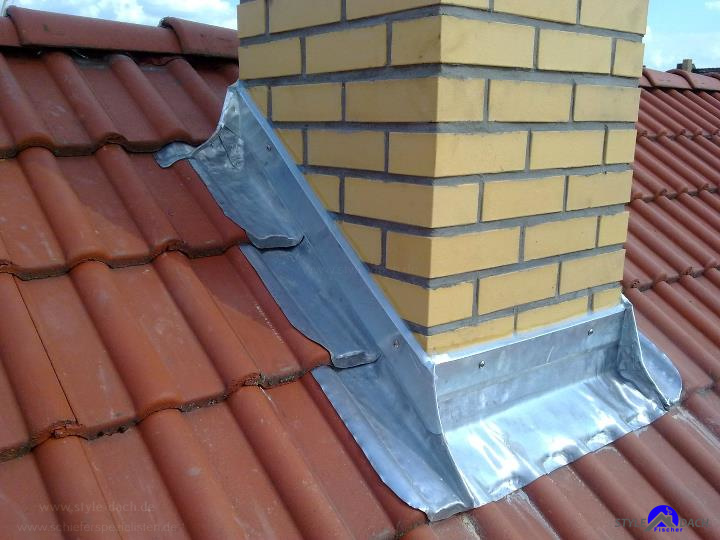 Einfassung vom Kamin mit Bleinocken. auf Ziegeldach
