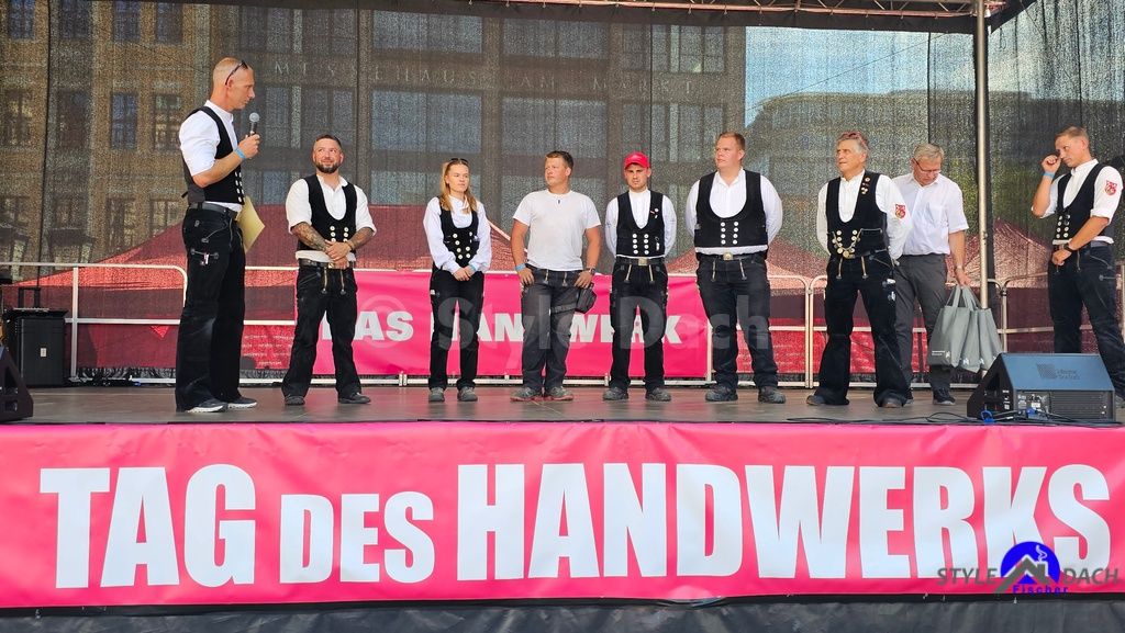 Siegerehrung des Azubi Cups 2025 auf der Bühne der Handwerkskammer zu Leipzig. 