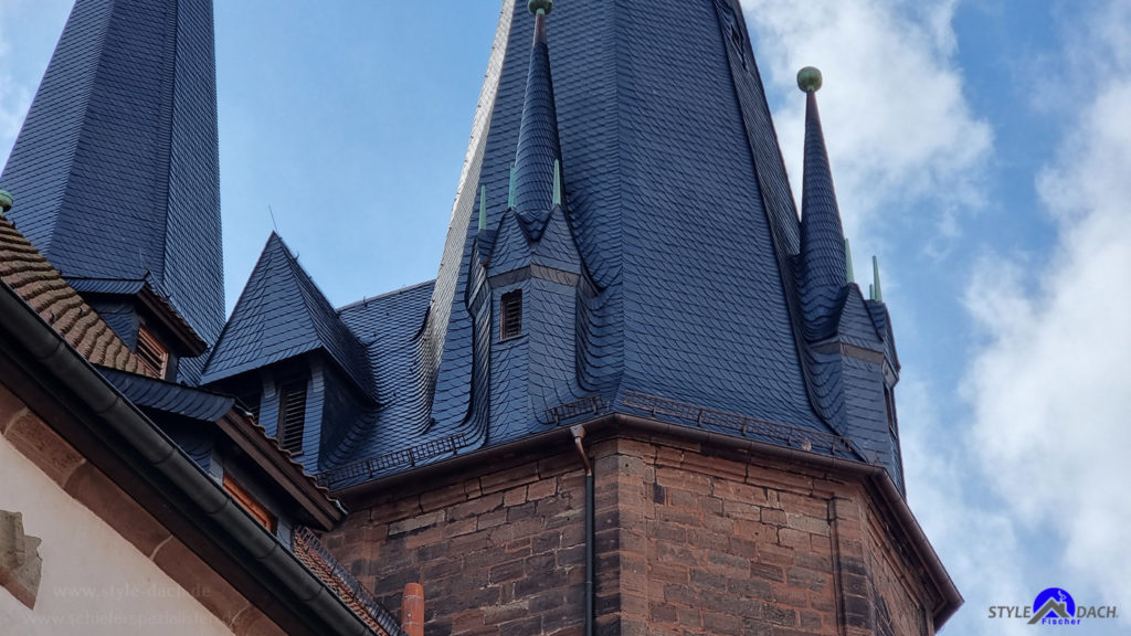 Die Alfelder St. Nicolaikirche in feinster Altdeutschen Schieferdeckung. 