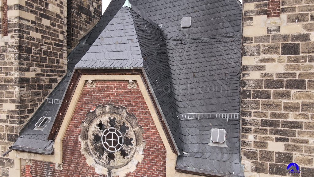 Alte Dachfläche der St. Jakob Kirche Köthen mit Schieferkehlen vor der Sanierung