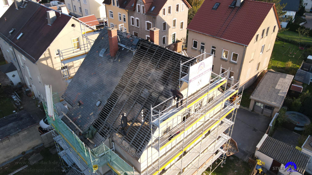Foto zeigt den Abriss einer Dachsanierung in Colditz. Man sieht die alte Biberschwanz Dacheindeckung und schon die ersten freigelegten Dachlatten