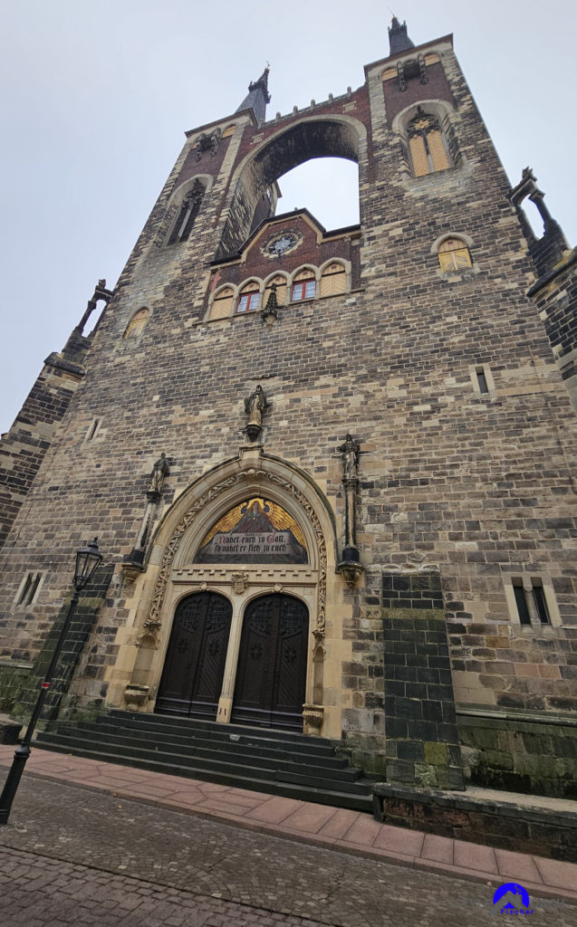 Historische St. Jakob Kirche in Köthen mit Doppeltürmen und Glocken