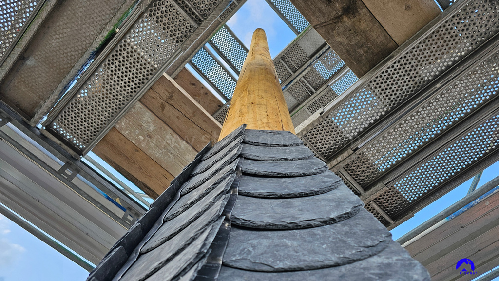 Bild zeigt den Kaiserstiel der Heilig Kreuz Kirche Diefenbach - Man sieht die neue Schieferdeckung
