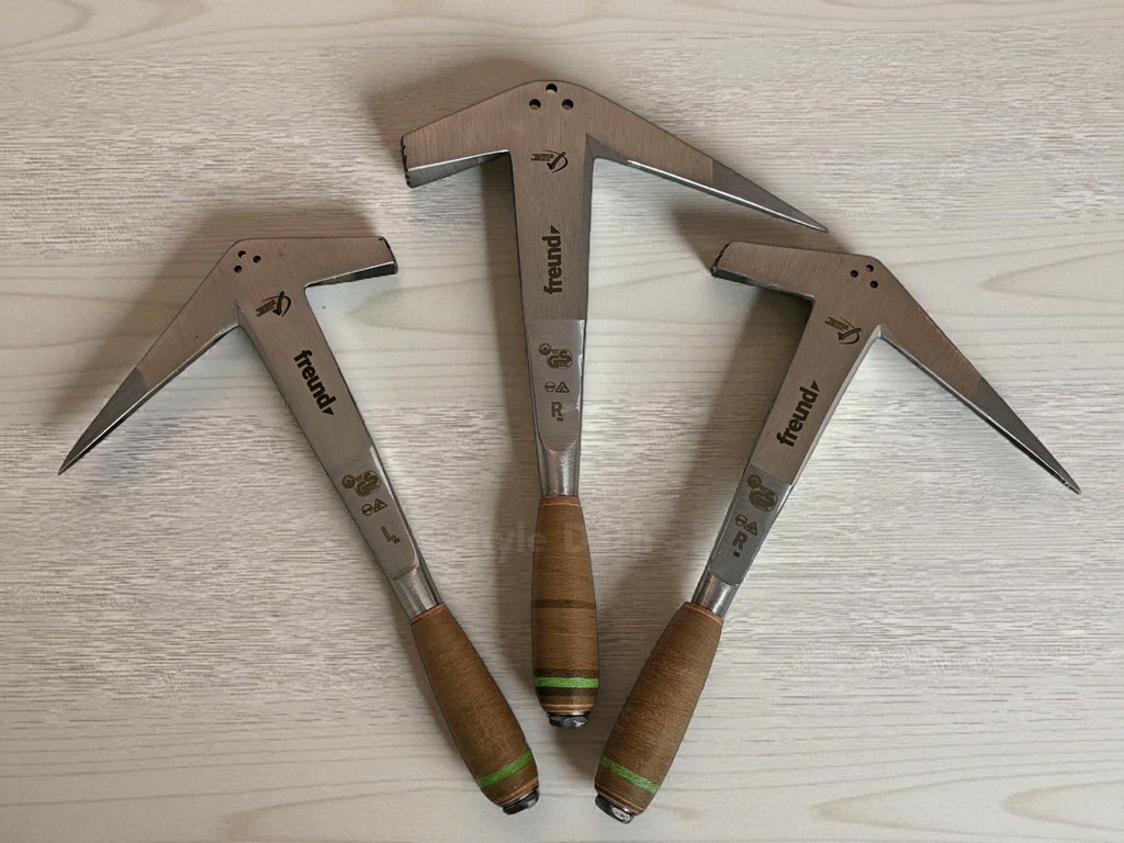 Auf dem Foto sieht man einen linken und rechten Picollo Schieferhammer im sächsischen Format und einen rechten sächsischen Schieferhammer