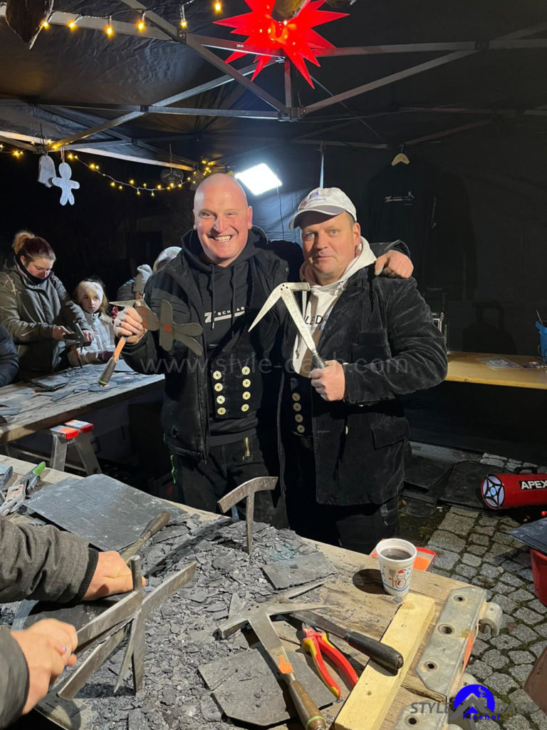 Foto zeigt Schieferdecker Mirko Fischer und Christian Lampenscherf auf dem 7. Pennewitzer Weihnachtsmarkt
