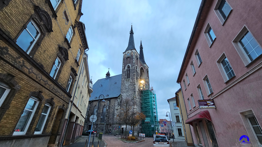 Das Foto zeigt die St. Jakob Kirche zu Köthen im Jahr 2025 bei der Dachsanierung über der Türmerwohnung. Altdeutsche Schieferdeckung mit Schieferkehle