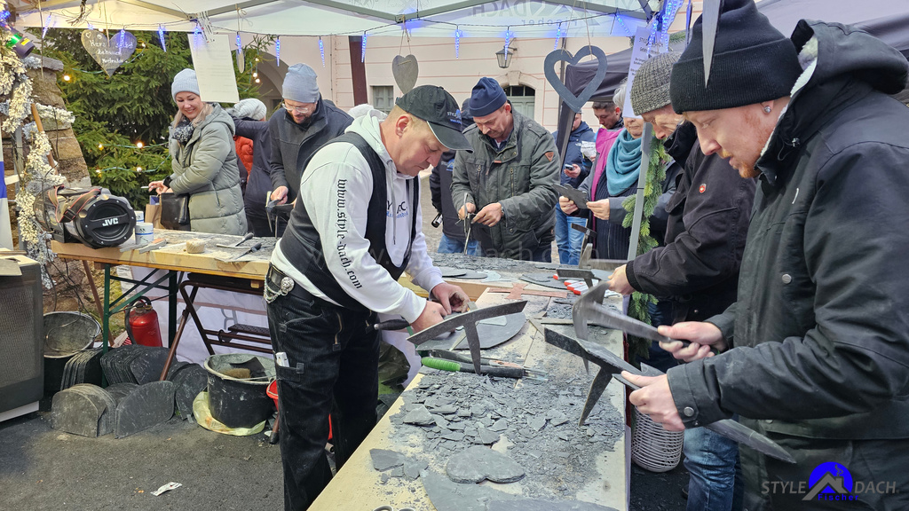 25. Colditzer Märchen Schlossweihnacht auf Schloss Colditz. Auf dem Foto ein Stand mit handwerklichen Schieferarbeiten von Style Dach.
