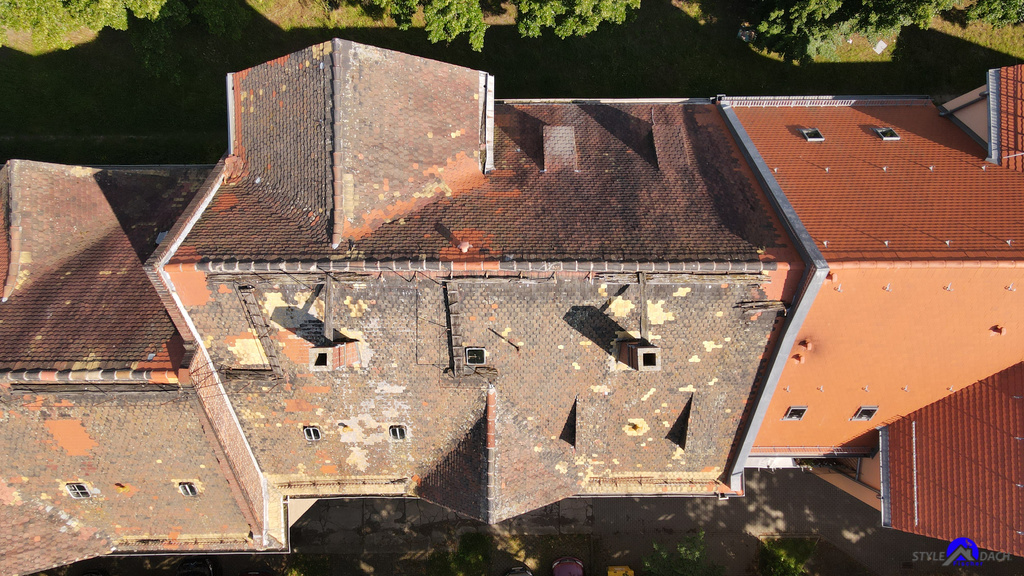 Bild zeigt eine alte eingebundene Biberschwanzkehle und ein Biberdach