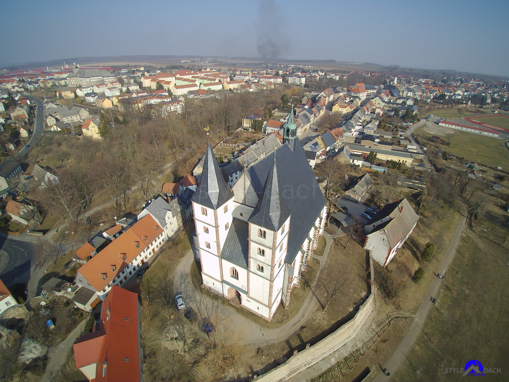 Luftaufnahme der historischen Wehranlagen und Nikolaikirche in Geithain (März 2018)