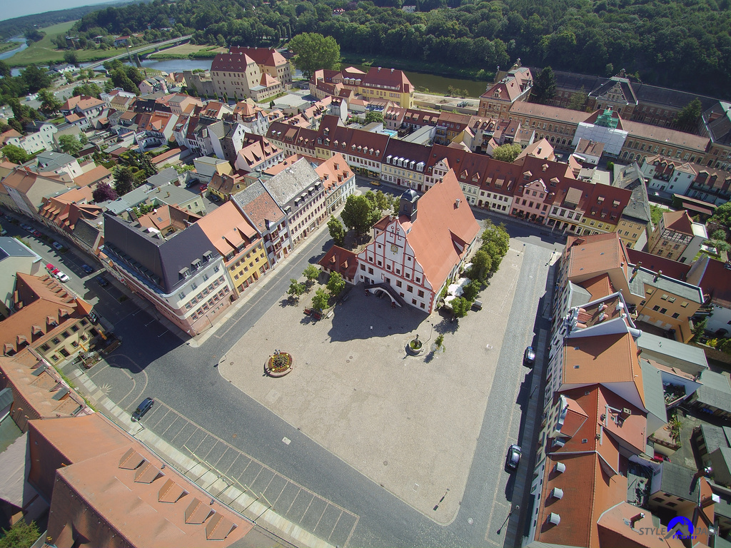 Luftaufnahme vom Rathaus und Marktplatz der Stadt Grimma - Dachlandschaft aus Sicht Dachdecker