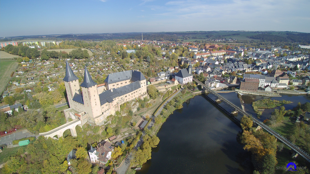 Drohnenaufnahme Schloss Rochlitz mit Muldewehr und der historischen Mühle