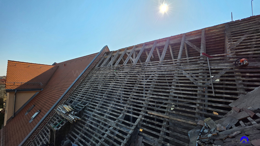 Das Foto zeig die alten Dachlatten eines gerade abgerissenen Biberschwanzdaches in Leipzig